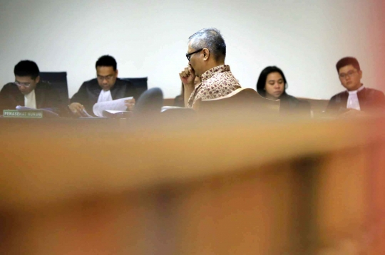 Sidang perdana Alex Usman terkait korupsi UPS