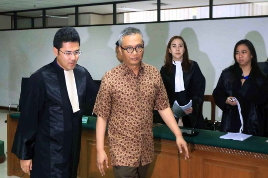 Sidang perdana Alex Usman terkait korupsi UPS