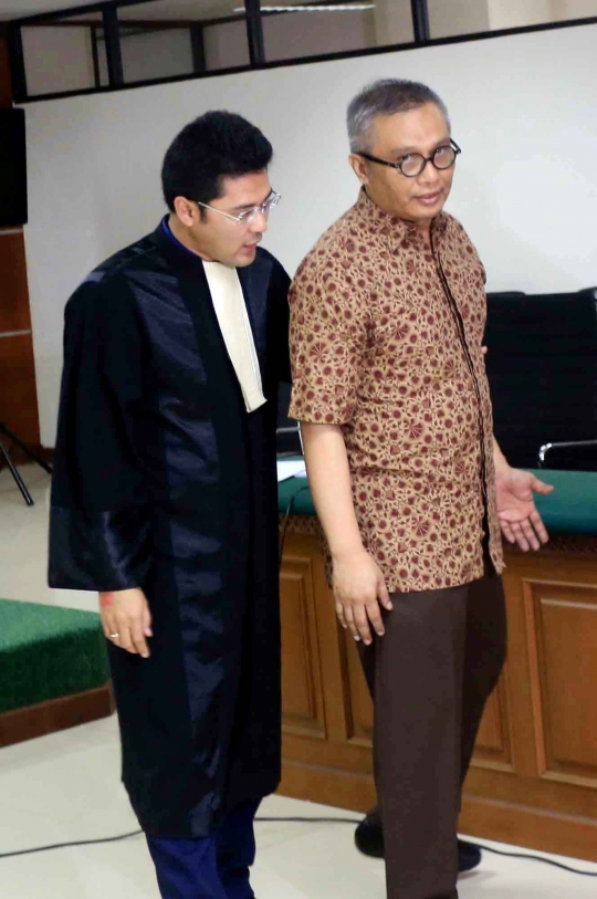 Sidang perdana Alex Usman terkait korupsi UPS