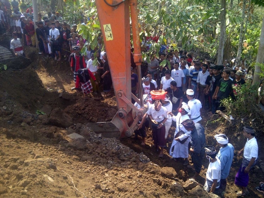 Menyaksikan pembongkaran kuburan massal eks anggota PKI di Bali