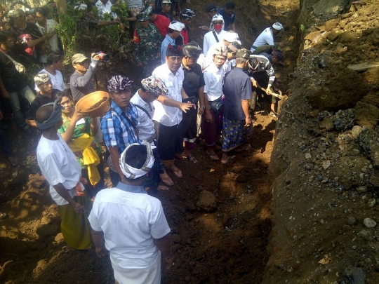 Menyaksikan pembongkaran kuburan massal eks anggota PKI di Bali