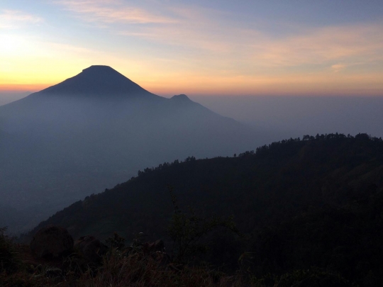 Menikmati keindahan sunrise dari Bukit Sikunir