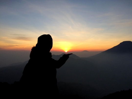 Menikmati keindahan sunrise dari Bukit Sikunir