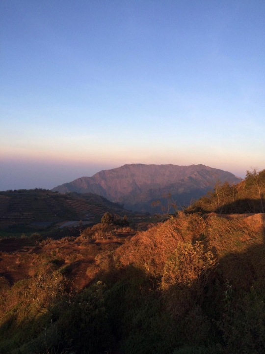 Menikmati keindahan sunrise dari Bukit Sikunir