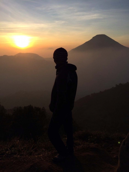 Menikmati keindahan sunrise dari Bukit Sikunir