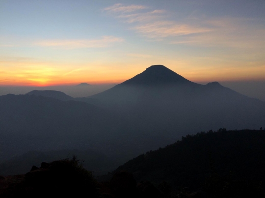 Menikmati keindahan sunrise dari Bukit Sikunir