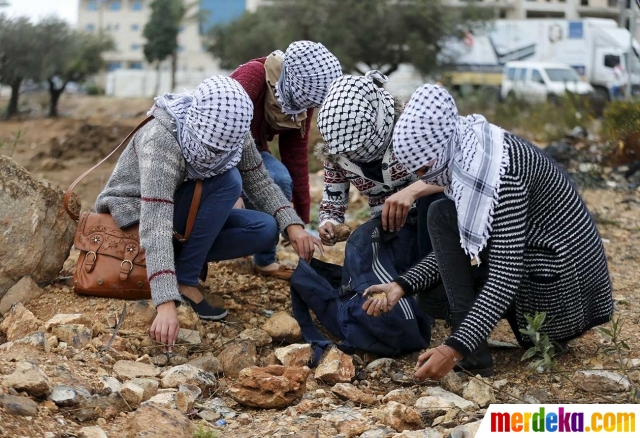 Foto : Aksi gadis Palestina cantik bersorban perang melawan zionis Israel | merdeka.com