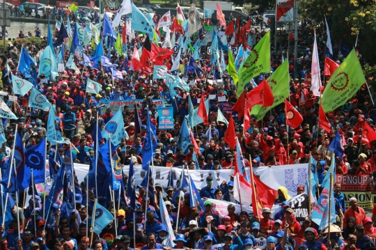 Aksi long march puluhan ribu buruh serbu Istana