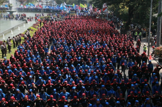 Aksi long march puluhan ribu buruh serbu Istana