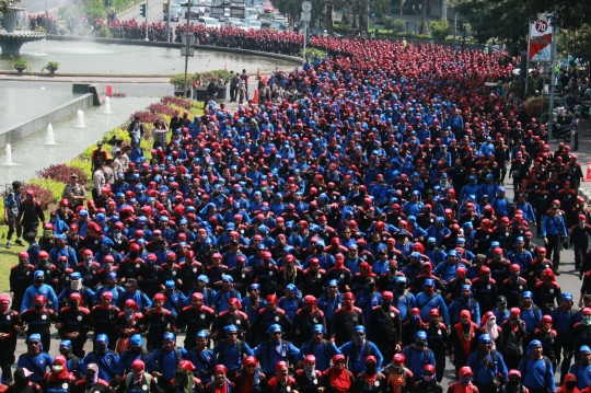 Aksi long march puluhan ribu buruh serbu Istana