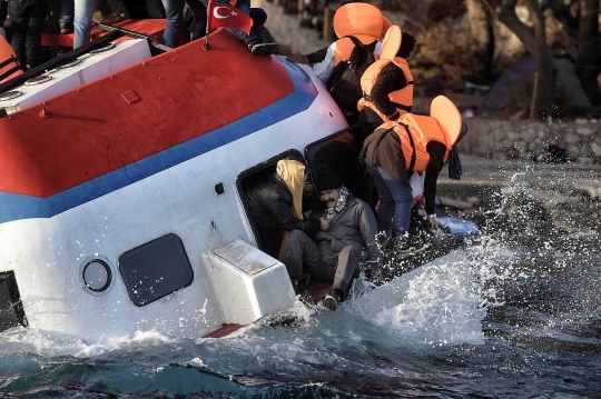 Panik histeris imigran gelap terombang-ambing di lautan Yunani