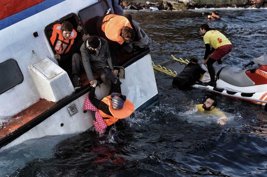 Panik histeris imigran gelap terombang-ambing di lautan Yunani