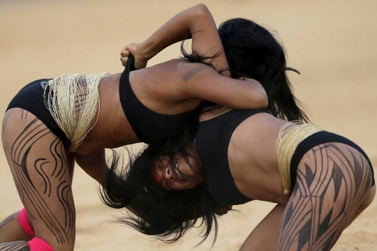 Pertandingan gulat wanita pedalaman Brasil di kejuaraan Huka Huka