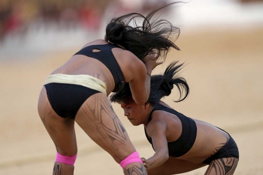 Pertandingan gulat wanita pedalaman Brasil di kejuaraan Huka Huka