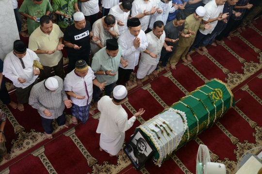 Jenazah Pak Raden disalatkan