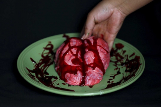 Rayakan Halloween, anak-anak di Meksiko makan organ tubuh manusia