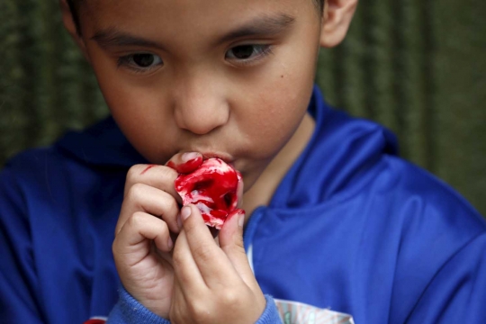 Rayakan Halloween, anak-anak di Meksiko makan organ tubuh manusia