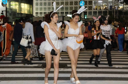 Gadis-gadis seksi meriahkan parade Halloween di Tokyo