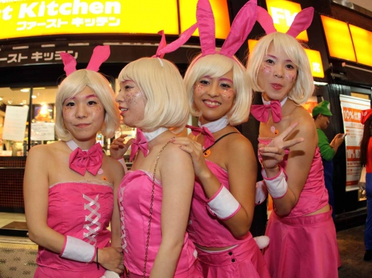 Gadis-gadis seksi meriahkan parade Halloween di Tokyo