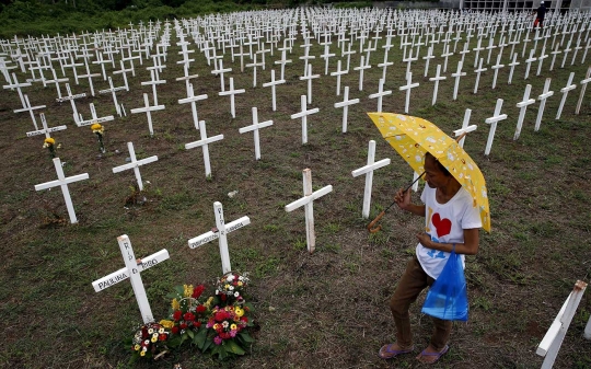 Jelang dua tahun Topan Haiyan, warga Filipina ziarah kuburan massal