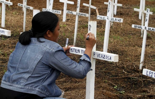 Jelang dua tahun Topan Haiyan, warga Filipina ziarah kuburan massal