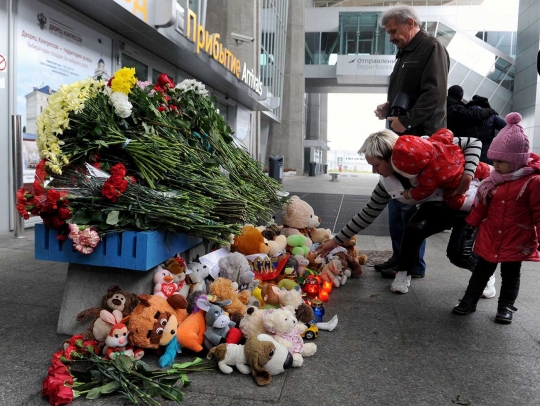 Karangan bunga selimuti Bandara Internasional St. Petersburg Rusia