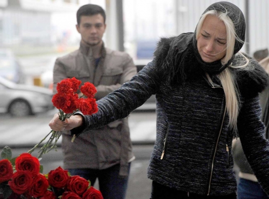 Karangan bunga selimuti Bandara Internasional St. Petersburg Rusia