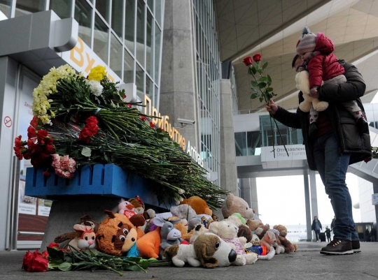 Karangan bunga selimuti Bandara Internasional St. Petersburg Rusia