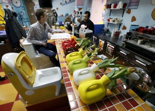 Sensasi menyantap makanan di restoran bernuansa toilet