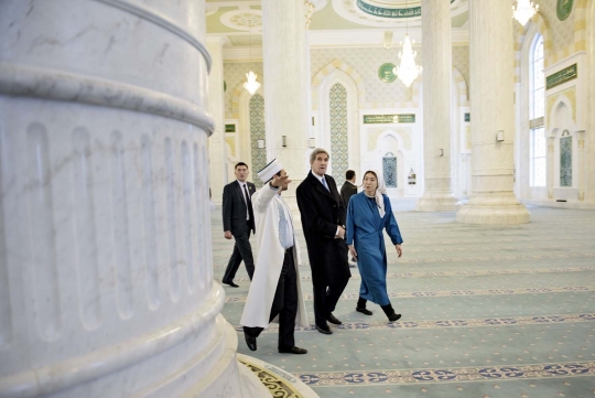 Menlu AS John Kerry berkunjung ke masjid pakai sepatu