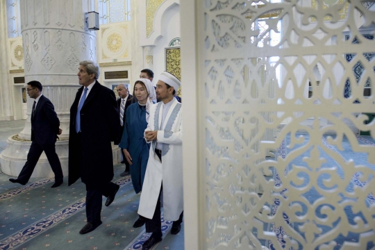 Menlu AS John Kerry berkunjung ke masjid pakai sepatu