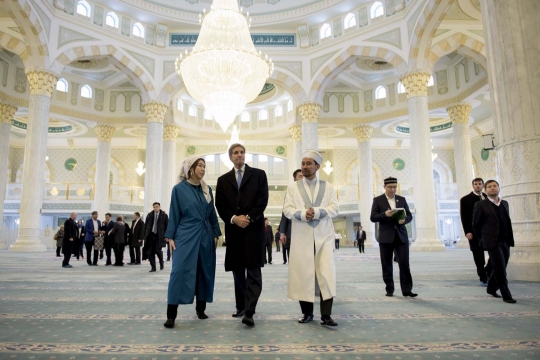 Menlu AS John Kerry berkunjung ke masjid pakai sepatu