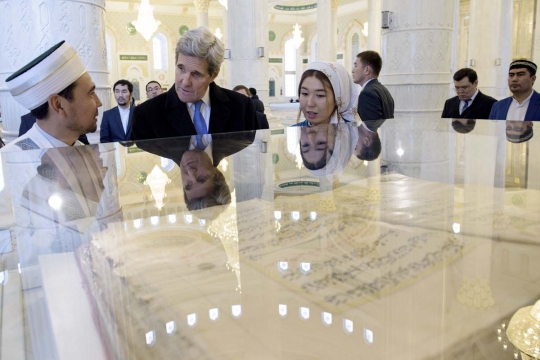 Menlu AS John Kerry berkunjung ke masjid pakai sepatu