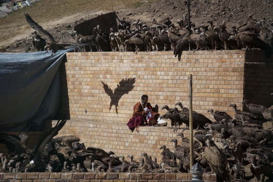 Menengok tradisi pemakaman langit masyarakat Tibet yang mengerikan