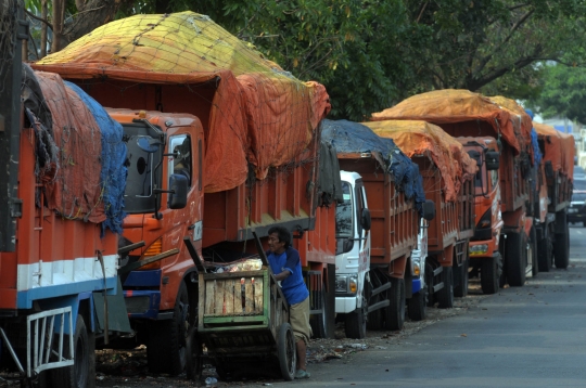 Akses ke Bantargebang diblokir, truk sampah DKI terlantar