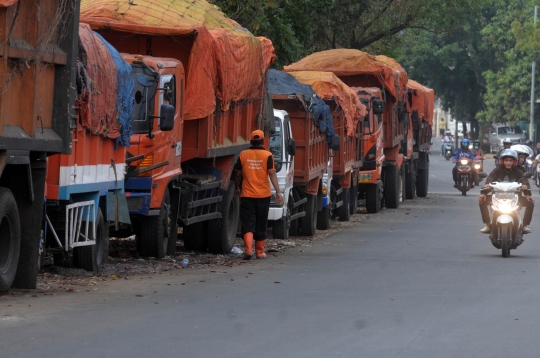 Akses ke Bantargebang diblokir, truk sampah DKI terlantar