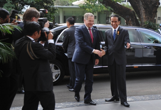 Keakraban Jokowi & Presiden Finlandia ngobrol santai di teras Istana