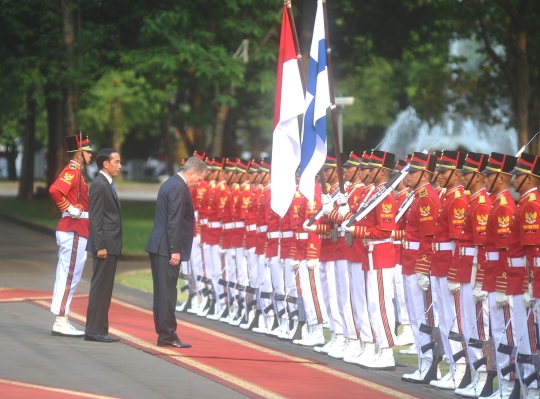 Keakraban Jokowi & Presiden Finlandia ngobrol santai di teras Istana