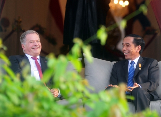 Keakraban Jokowi & Presiden Finlandia ngobrol santai di teras Istana