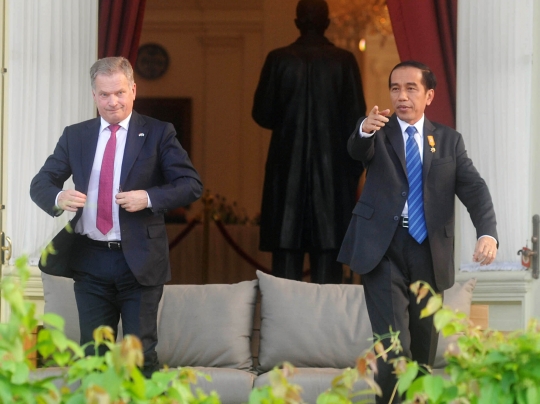 Keakraban Jokowi & Presiden Finlandia ngobrol santai di teras Istana