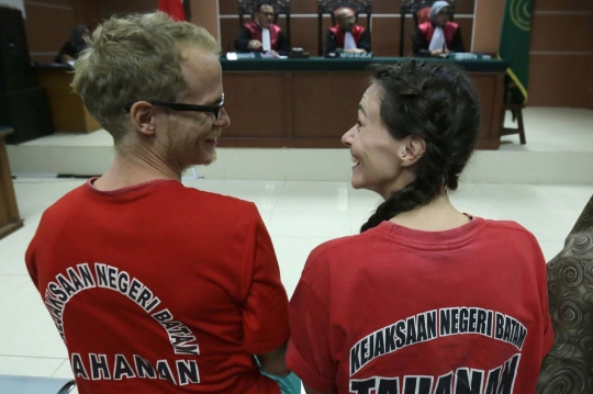 Senyum lebar dua jurnalis Inggris divonis ringan PN Batam