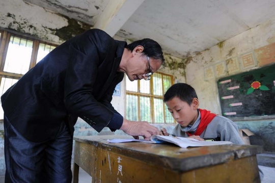 Menengok sekolah hanya ada satu guru dan seorang murid