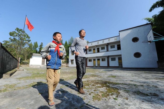 Menengok sekolah hanya ada satu guru dan seorang murid