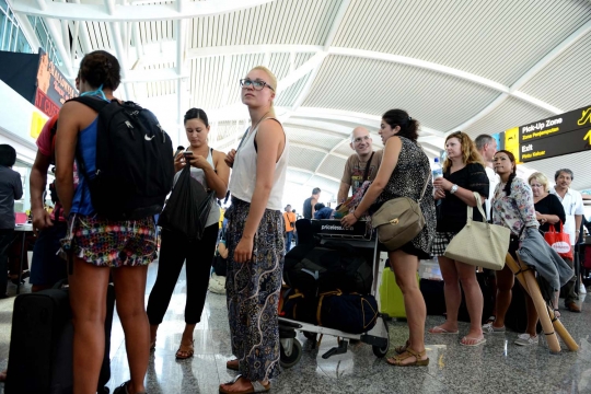 Keresahan ribuan wisatawan terlantar di Bandara Ngurah Rai