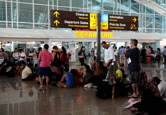 Keresahan ribuan wisatawan terlantar di Bandara Ngurah Rai