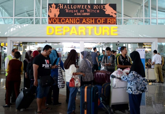 Keresahan ribuan wisatawan terlantar di Bandara Ngurah Rai