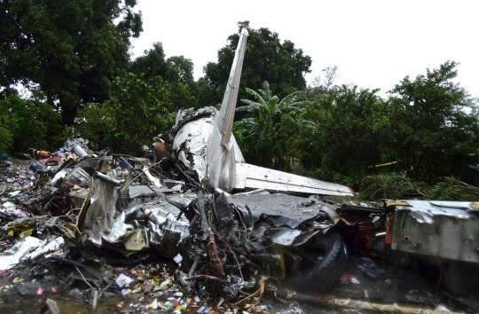 Pesawat kargo jatuh, puluhan penumpang tewas bergelimpangan di Sudan