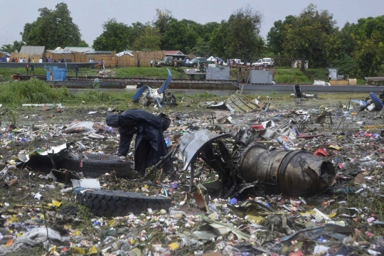 Pesawat kargo jatuh, puluhan penumpang tewas bergelimpangan di Sudan