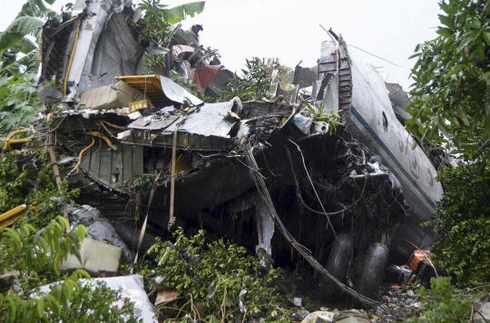 Pesawat kargo jatuh, puluhan penumpang tewas bergelimpangan di Sudan