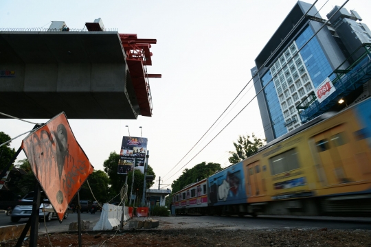 Penutupan jalur perlintasan kereta Patal Senayan